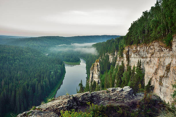 bela paisagem de verão nas montanhas. nascer do sol. rússia, ursais, usva - montes urales - fotografias e filmes do acervo