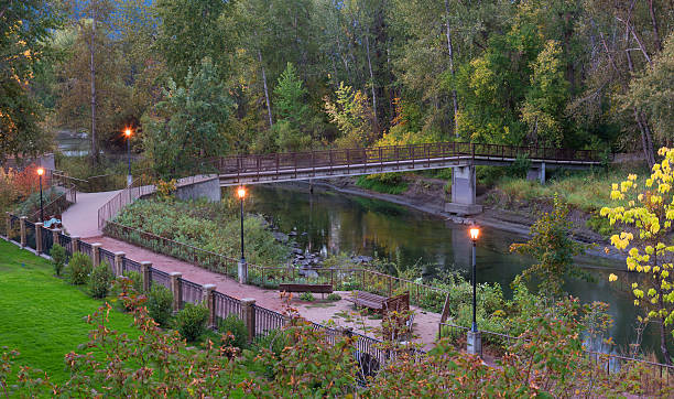 leavenworth waterfron park al mattino - leavenworth foto e immagini stock