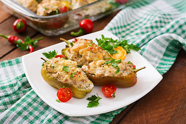 ピーマンみじん切りチキンとコショウチリのトマトのぬいぐるみ - stuffed stuffed pepper pepper bell pepper ストックフォトと��画像