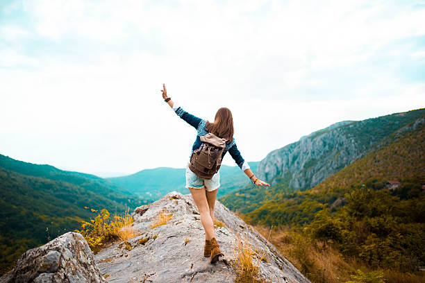 hippie woman stroll on mountain - wandelen stockfoto's en -beelden