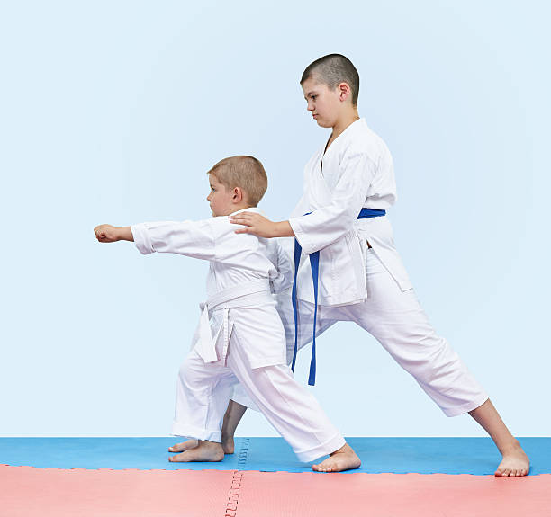 istock Elder brother teaches junior beat punch arm 612626208