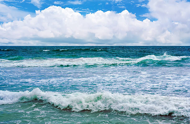 istock Big wave with sea foam and turquoise water. 612628624