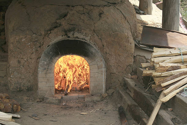 крупным планом огонь горит в традиционной кирпичной печи - kiln ceramic ceramics fire стоковые фото и изображения
