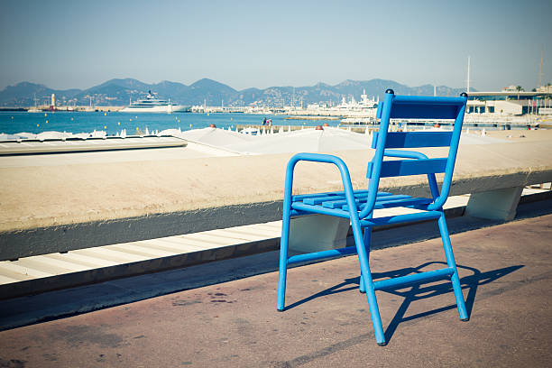 cadeira azul na croisette, cannes, riviera francesa - cannes french riviera france beach - fotografias e filmes do acervo
