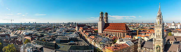 sonniger Panoramablick über München mit Frauenkirche und Rathaus