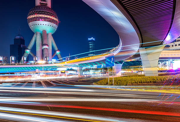 chiny, szanghaj, scena nocna dzielnicy finansowej lujiazui - travel urban scene blurred motion shanghai zdjęcia i obrazy z banku zdjęć