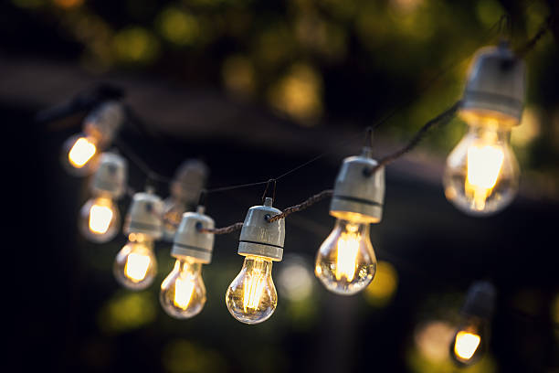 luzes de corda festa pendurado em uma linha - cordão de luzes - fotografias e filmes do acervo