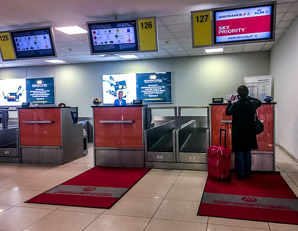 check-in passeggeri al volo, aeroporto di mosca sheremetyevo - mobilestock editorial russia airport foto e immagini stock
