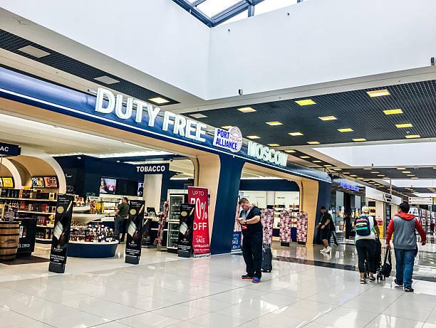 duty-free-shop am flughafen scheremetjewo, moskau, russland - mobilestock editorial russia airport stock-fotos und bilder