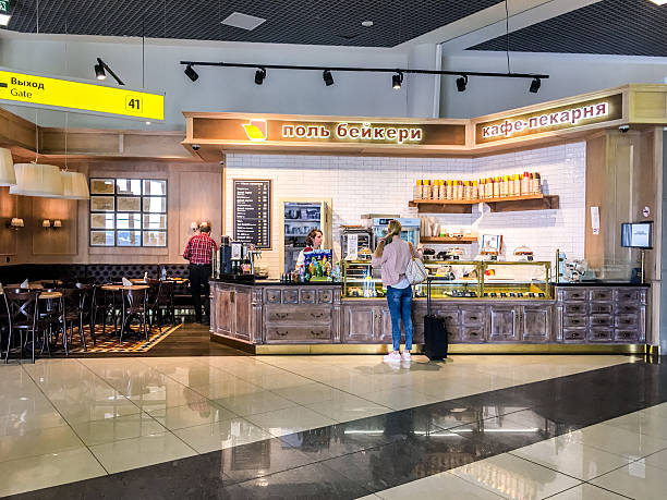 paul bakery at sheremetyevo airpot, moskau, russland - mobilestock editorial russia airport stock-fotos und bilder