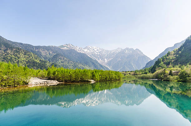 가미코치 나가노 일본의 호타카산과 다이쇼 이케 연못 - kamikochi national park 뉴스 사진 이미지