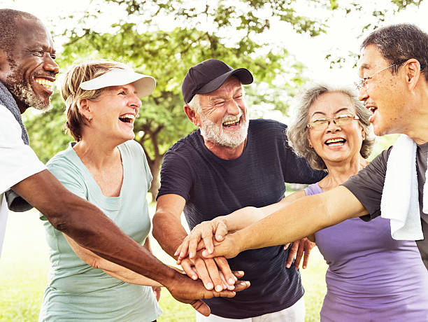 grupo de aposentados seniores exercitando conceito de união - grandparent retirement senior adult healthy lifestyle - fotografias e filmes do acervo