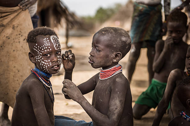 카로 부족의 전통 얼굴 페인팅 - africa child ethiopian culture people 뉴스 사진 이미지