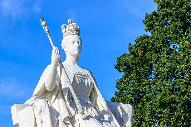 statua della regina vittoria - kensington gardens foto e immagini stock