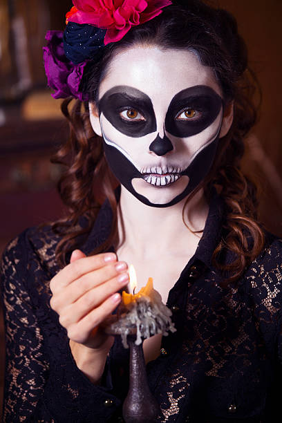 Descenso repentino máximo Discreto Hermosa Mujer Pintada Como Esqueleto Tema Halloween Foto de stock y más  banco de imágenes de Aburrimiento - iStock