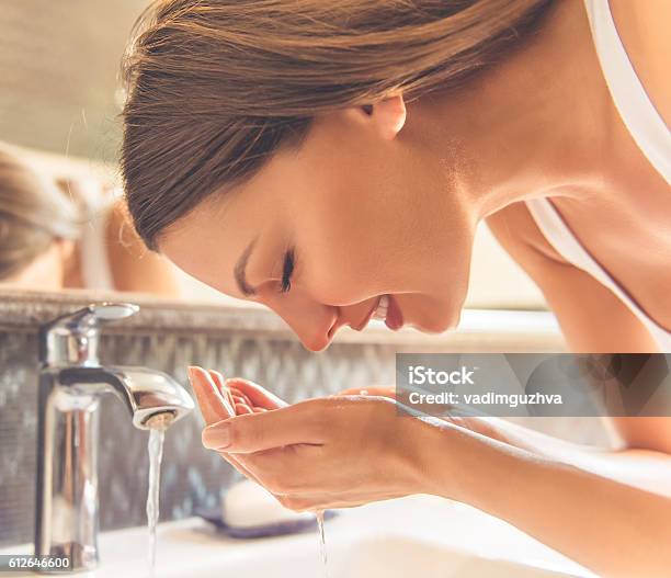 美しい女性のバスルーム - 眼のストックフォトや画像を多数ご用意 - 眼, 洗う, 洗顔