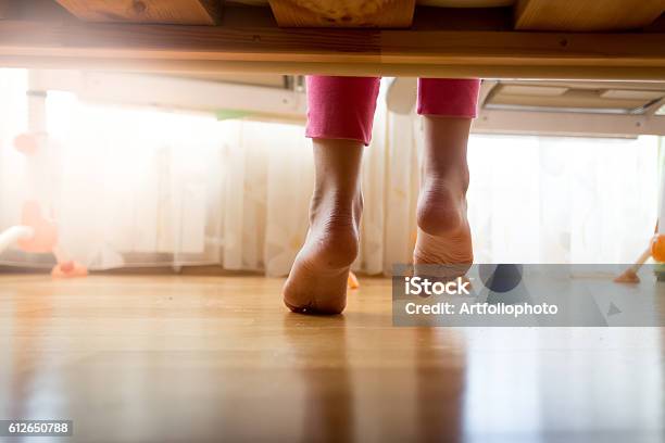 Photo libre de droit de Image Sous Le Lit Sur Une Fille Marchant Sur Le Sol banque d'images et plus d'images libres de droit de Lit - Ameublement