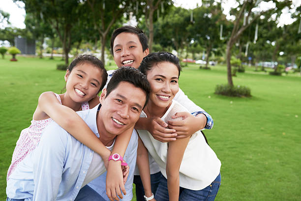 agarrar família - etnia vietnamita imagens e fotografias de stock