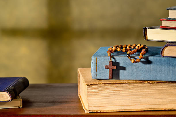 libros y del rosario - catolicismo fotografías e imágenes de stock