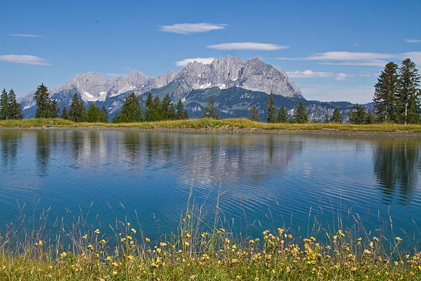 vue sur les montagnes wilder kaiser - ackerlspitze photos et images de collection