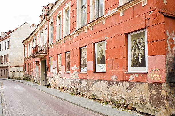 vilnius ghetto-denkmal. bilder von vilnius juden in w angezeigt - jewish state stock-fotos und bilder