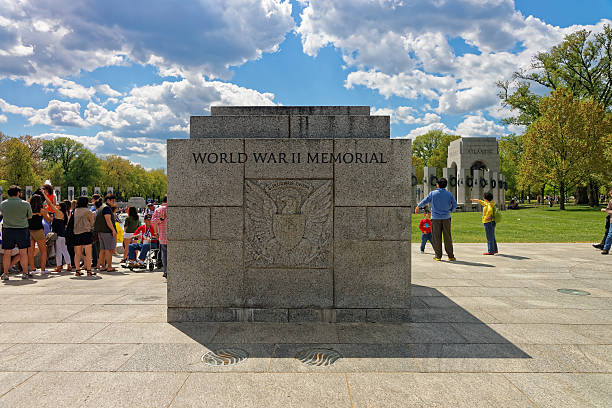 visitantes del national world war ii memorial washington dc - veteran world war ii armed forces military fotografías e imágenes de stock