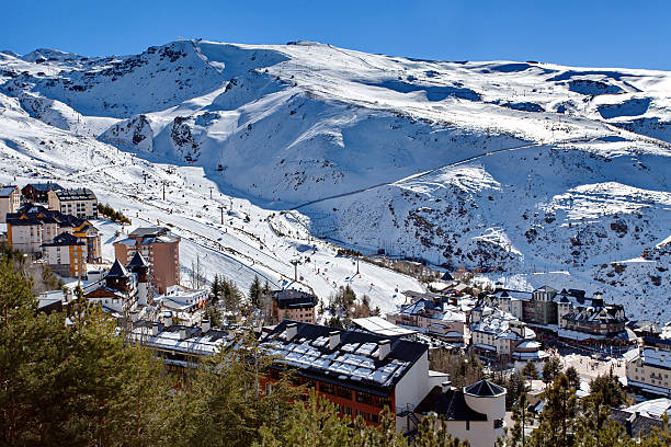 esqui em montanha - pradollano, sierra nevada, andaluzia, espanha - ski resort snow hotel mountain - fotografias e filmes do acervo