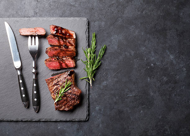 rodajas de carne de res a la parrilla - steak meat fork beef fotografías e imágenes de stock