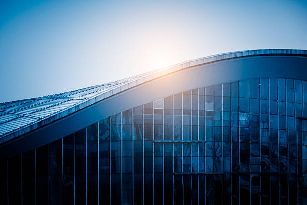la luz del sol brilla en el techo del edificio moderno - built structure business building exterior glass fotografías e imágenes de stock