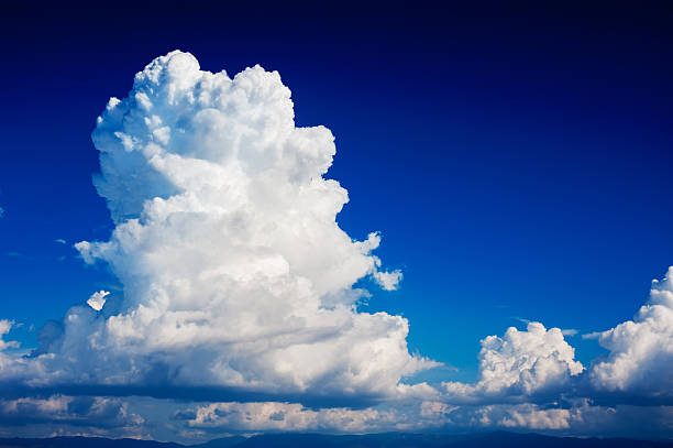 cumulonimbus nuvola in un cielo blu intenso - massa di nuvole foto e immagini stock
