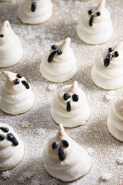 istock Halloween Ghost Meringue Cookies 612718538