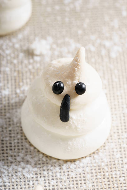istock Halloween Ghost Meringue Cookies 612718794