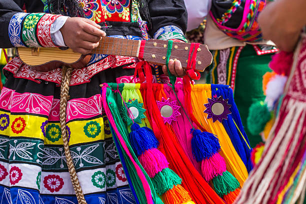 danseurs péruvienne sur la parade à cusco. - south american culture photos et images de collection