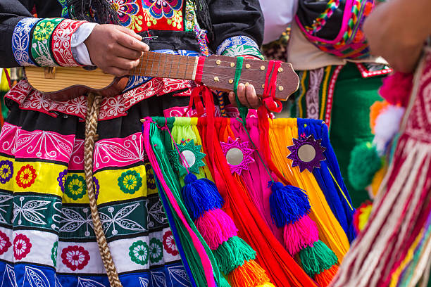 danzatori peruviani alla parata di cusco. - danza tradizionale foto e immagini stock