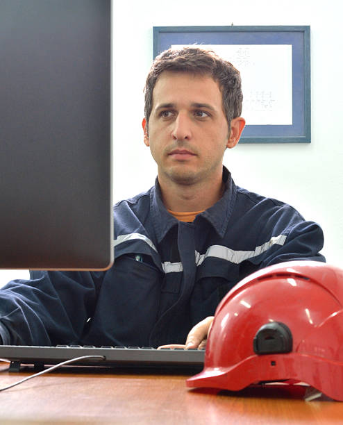 공장 의 책상에서 일하는 엔지니어 - computer control room hardhat computer monitor 뉴스 사진 이미지