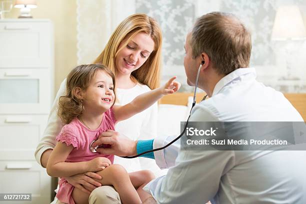 Doctor Examining Child Stockfoto en meer beelden van Dokter - Dokter, Kinderarts, Kind