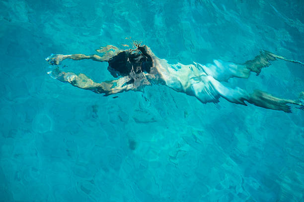 水中の裸の男に存在することの変態 - photo realism 写真 ストックフォトと画像