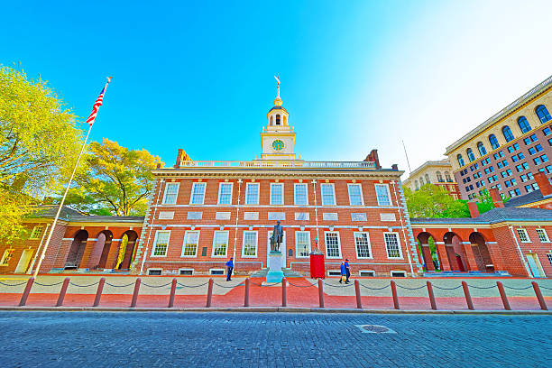 independence hall, à philadelphie - statue of liberty old fashioned new york city independence photos et images de collection