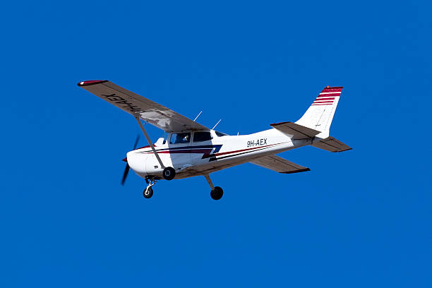 variante cessna skyhawk en vuelo de entrenamiento - skyhawk fotografías e imágenes de stock