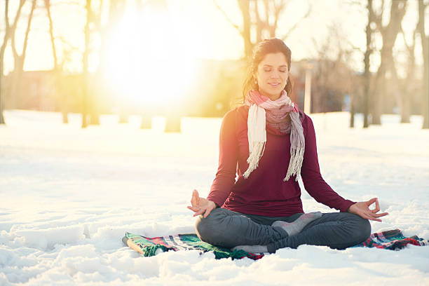 冬に自然の中でヨガをしている魅力的な混合レースの女性 - winter women zen like photography ストックフォトと画像