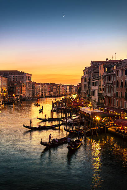 gran canal de rialto bridge, venice - rialto bridge italy venice italy nautical vessel fotografías e imágenes de stock