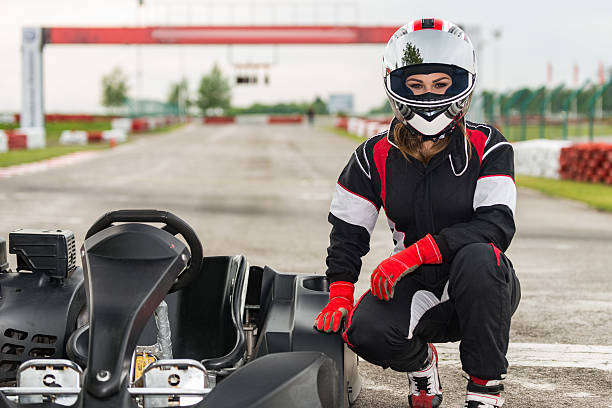 karting. campeona femenina de karting posando junto a su coche - helmet crash helmet motorized sport auto racing fotografías e imágenes de stock