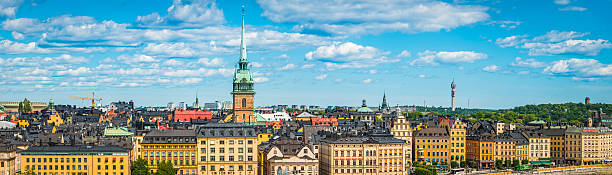 estocolmo espías hoteles casas adosadas de colores en gamla stan panorama suecia - riddarfjarden fotografías e imágenes de stock