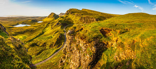 szkocja wyspa skye droga kraj idylliczne highlands góry panorama - quiraing needle zdjęcia i obrazy z banku zdjęć