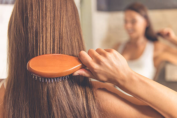 hermosa mujer en el baño - hair care combing women human hair fotografías e imágenes de stock