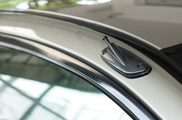istock Manual car radio antenna on right side 612735532