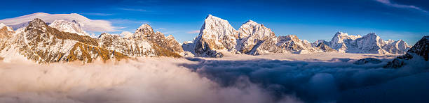 everest np berggipfel über den wolken panorama himalaya nepal - gokyo tal stock-fotos und bilder