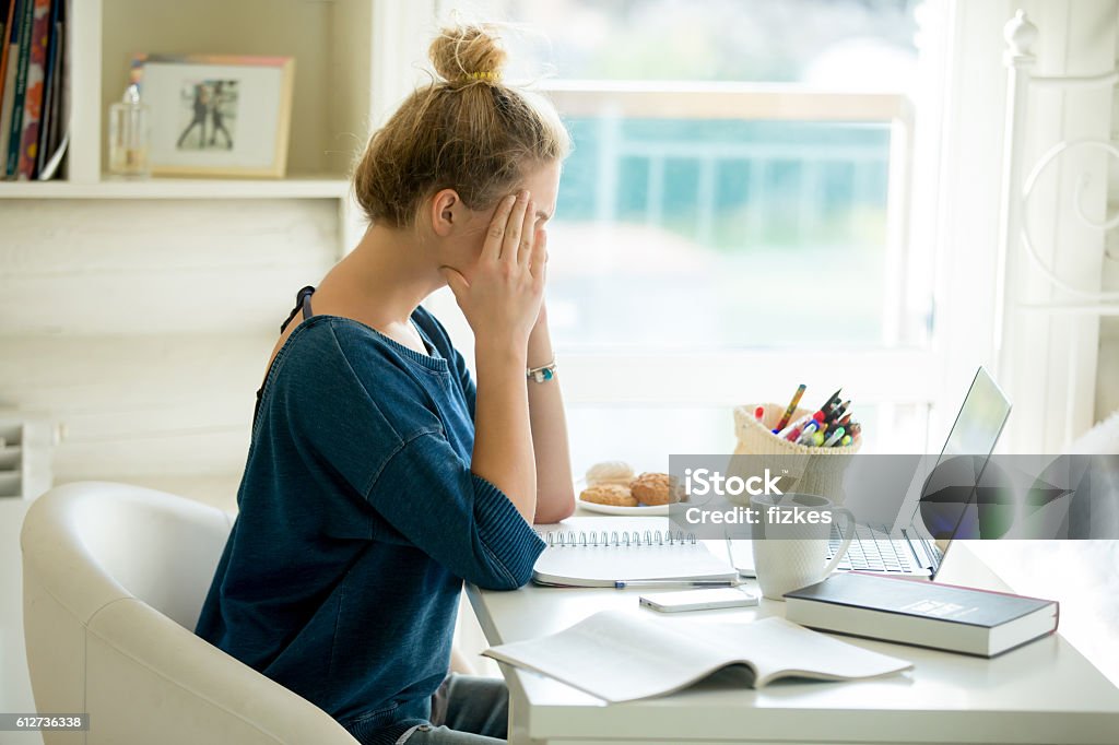 Retrato de una mujer atractiva a manos de mesa en los templos - Foto de stock de Mujeres libre de derechos