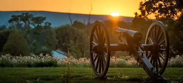 Landscape shot of Gettysburg battlefield cannon at twilight.