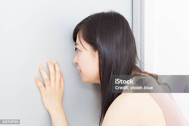 ドアを覗く日本人女性